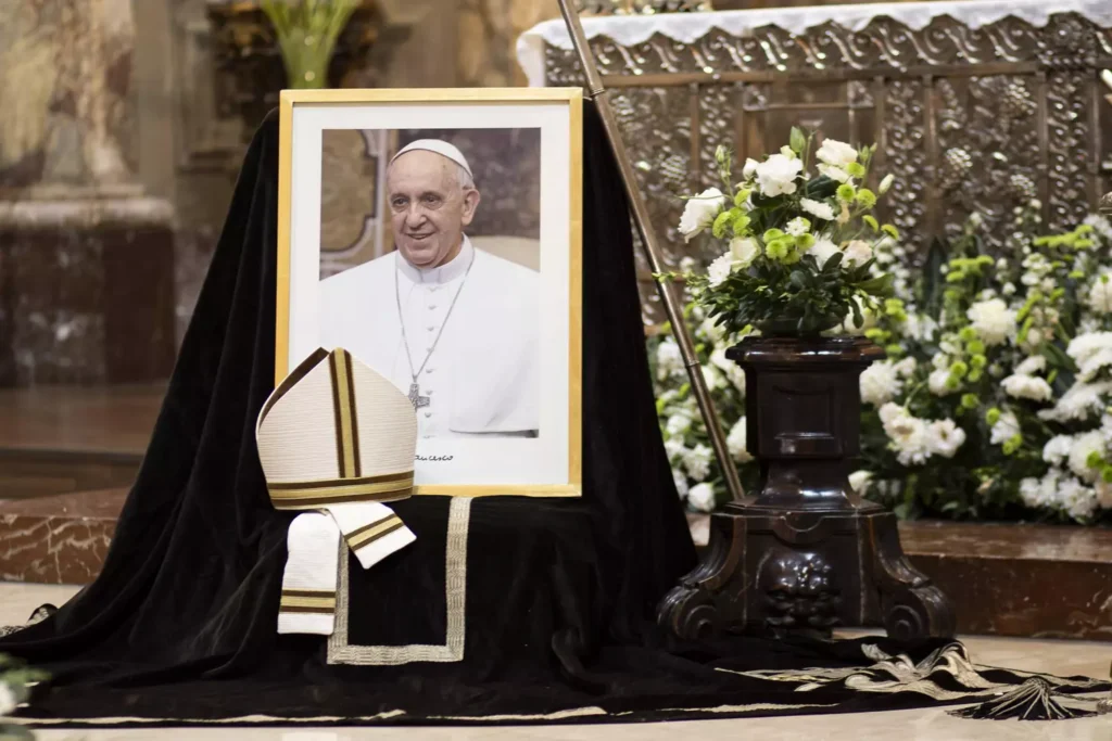 VIDÉO - Les cardinaux se réunissent au Vatican pour finaliser les préparatifs des funérailles du pape François et du conclave