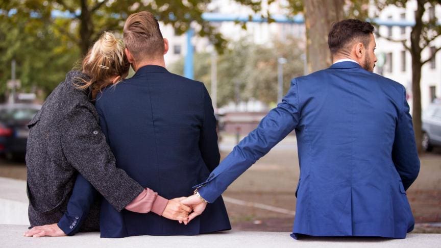 Mon mari m'a poussée à avoir un amant ! » Solène, responsable communication de Gleeden, décrypte l’avenir du couple libre