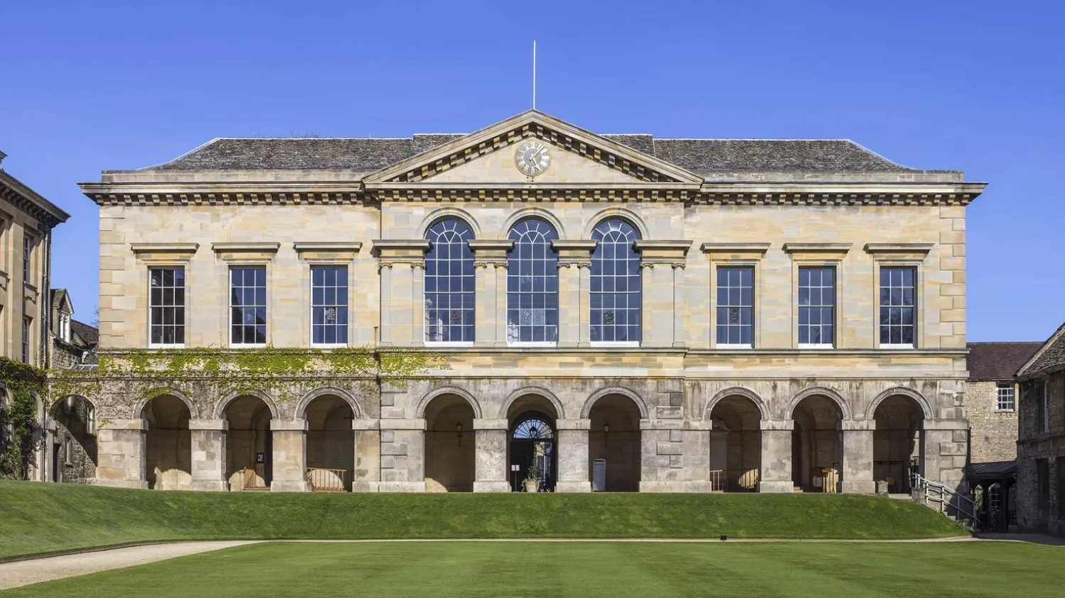 Oxford : ils boivent dans une coupe faite à partir d'un crâne humain