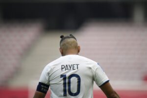"Il m'a demandé de boire ma propre urine" : l'ex-marseillais Dimitri Payet accusé "d'humiliations et violences physiques" au Brésil