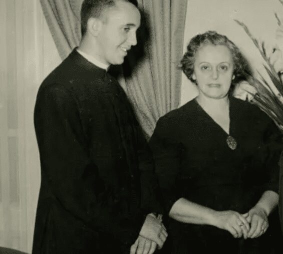 Amoureux De Musique, De Littérature, De Cinéma Et De Football… Le Pape François, Un Homme Aux Multiples Passions Amoureux De Musique, De Littérature, De Cinéma Et De Football… Le Pape François, Un Homme Aux Multiples Passions