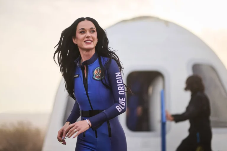 Nach ihrer weiblichen Weltraumreise… beschreibt Katy Perry die Rückkehr in die „Realität“