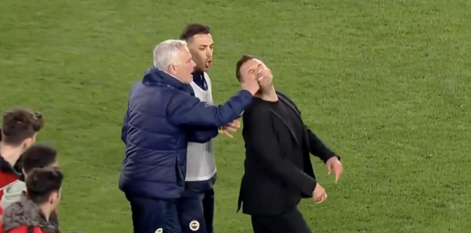 José Mourinho pince le nez d'Okan Buruk