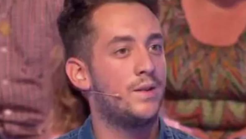 Mort de Bastien Payet à Reims : 15 ans de réclusion requis contre deux accusés, l’acquittement pour le troisième Au sixième jour du procès des trois jeunes hommes jugés pour avoir frappé à mort Bastien Payet, étudiant de 23 ans, l’avocate générale a requis ce jeudi 3 avril quinze ans de réclusion criminelle pour deux d’entre eux, Enzo Andolini et Oussama Zeroual. Tous deux sont accusés de violences en réunion ayant entraîné la mort sans intention de la donner dans la nuit du 8 au 9 mars 2019, en plein centre-ville de Reims. Une enquête jugée incomplète Pour le troisième prévenu, Osman Dogan, l’avocate générale a demandé l’acquittement, faute de preuves suffisantes. Cette requête a été accueillie avec soulagement par l’intéressé, tandis que l’avocat de la famille de la victime, Me Gérard Chemla, a jugé les réquisitions "injustes". Du côté des parties civiles, une amie proche de Bastien s’est effondrée en larmes à l’énoncé de ces conclusions. Les débats ont mis en lumière les zones d’ombre d’une enquête jugée incomplète par plusieurs avocats. Les trois accusés, qui comparaissent libres, ont nié avoir porté les coups mortels et se sont rejeté la responsabilité. Selon un témoin, deux personnes se seraient acharnées sur la victime, dont l’une a été formellement reconnue. Une scène de violence fulgurante La violence de l’agression a été décrite par les proches de Bastien comme brève mais intense. En moins de trente secondes, il a été violemment frappé jusqu’à s’effondrer, inconscient, étouffant dans son sang. L’un des accusés est décrit comme un adepte de MMA, identifié par une des amies du jeune homme comme étant l’agresseur principal. Par ailleurs, une jeune femme, ex-compagne d’Osman Dogan, est poursuivie pour faux témoignage : elle avait menti en sa faveur avant de se rétracter. L’avocate générale a requis six mois de prison ferme à son encontre. Le verdict est attendu ce vendredi 4 avril.