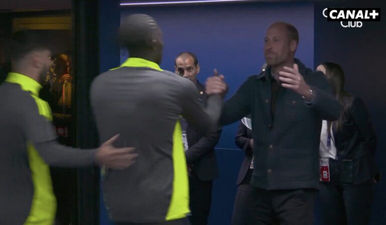 Le Prince William est venu saluer les joueurs anglais dans les vestiaires avant PSG-Aston Villa, le Prince George heureux sur l'ouverture du score
