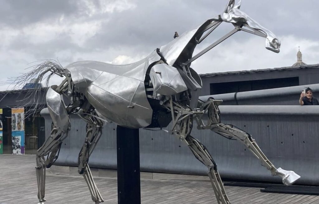 Zeus, le cheval métallique des Jeux Olympiques, en vedette sur la terrasse du Mucem à Marseille