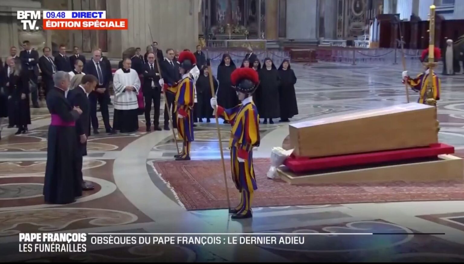 Obsèques du pape François : Emmanuel et Brigitte Macron se sont recueillis devant le cercueil du souverain pontife