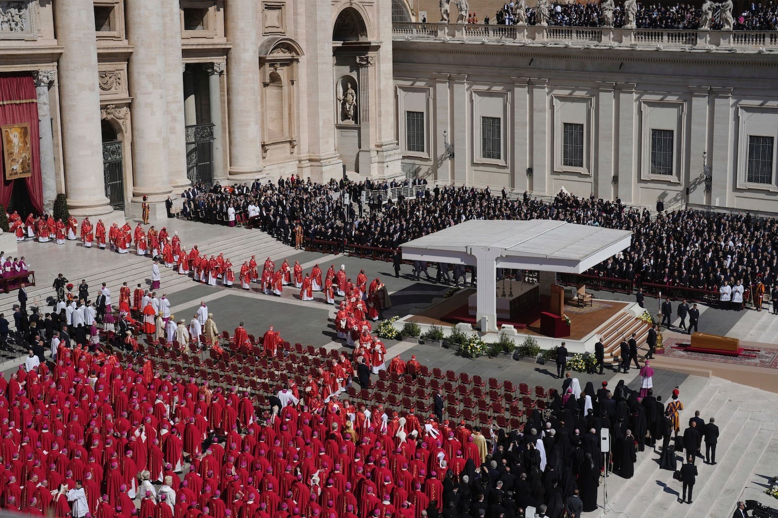 Obsèques du Pape François : son cercueil placé face à la foule sous les applaudissements des fidèles. La messe a commencé près après 10h