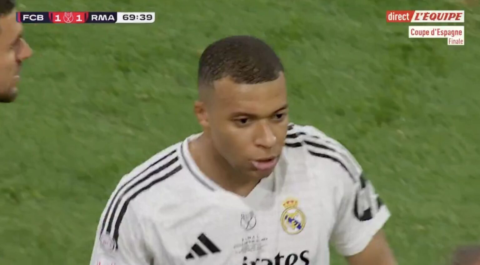 Mbappé buteur sur coup franc direct