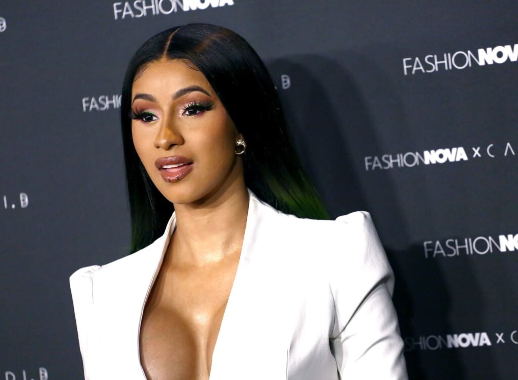 Cardi B suscite la controverse avec une coupe de cheveux folle