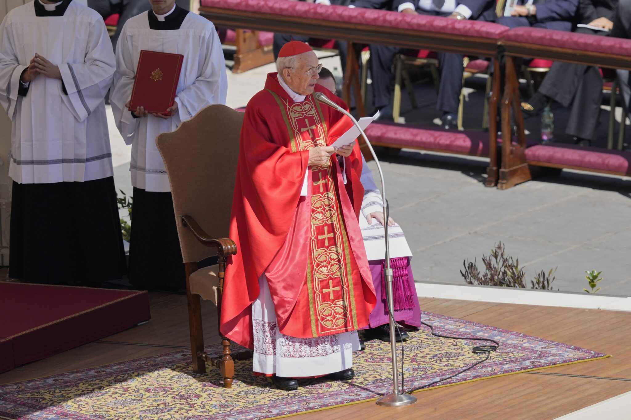 Dean Of The College Of Cardinals Giovanni Battista Re Presides Over The Funeral Of Pope Francis In St. Peter'S Square At The Vatican, Saturday, April 26, 2025. (Ap Photo/Gregorio Borgia) Ap Photo/Gregorio Borgia Messe De Requiem Du Pape François: Le Cardinal Re A Salué Un « Berger Pour Le Peuple »