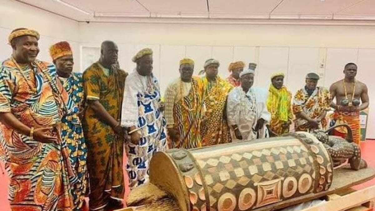  Le Sénat valide la restitution à la Côte d’Ivoire du tambour sacré Djidji Ayokwe