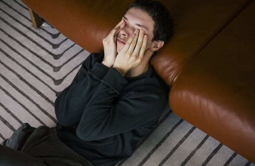 Comment la quête du bonheur nous rend-elle plus malheureux