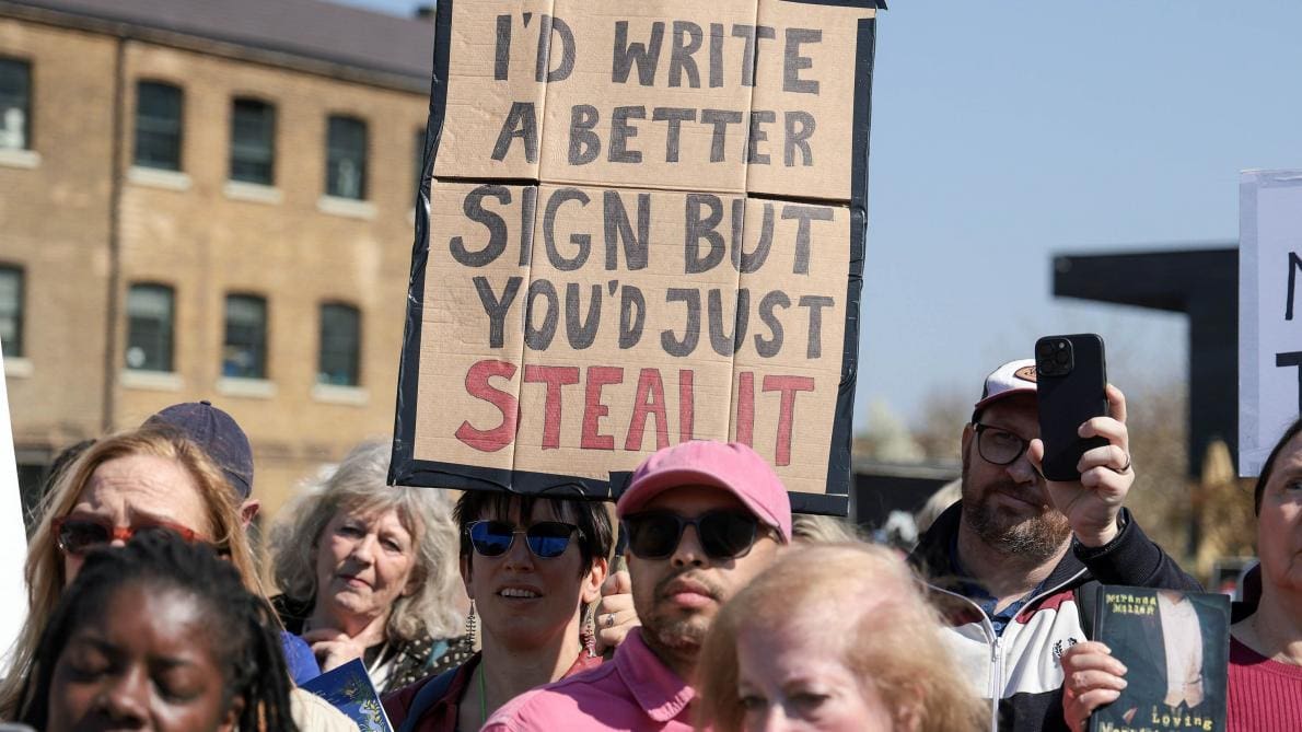 Des auteurs manifestent devant le siège de Meta à Londres pour protester contre le vol de leurs livres par l’intelligence artificielle