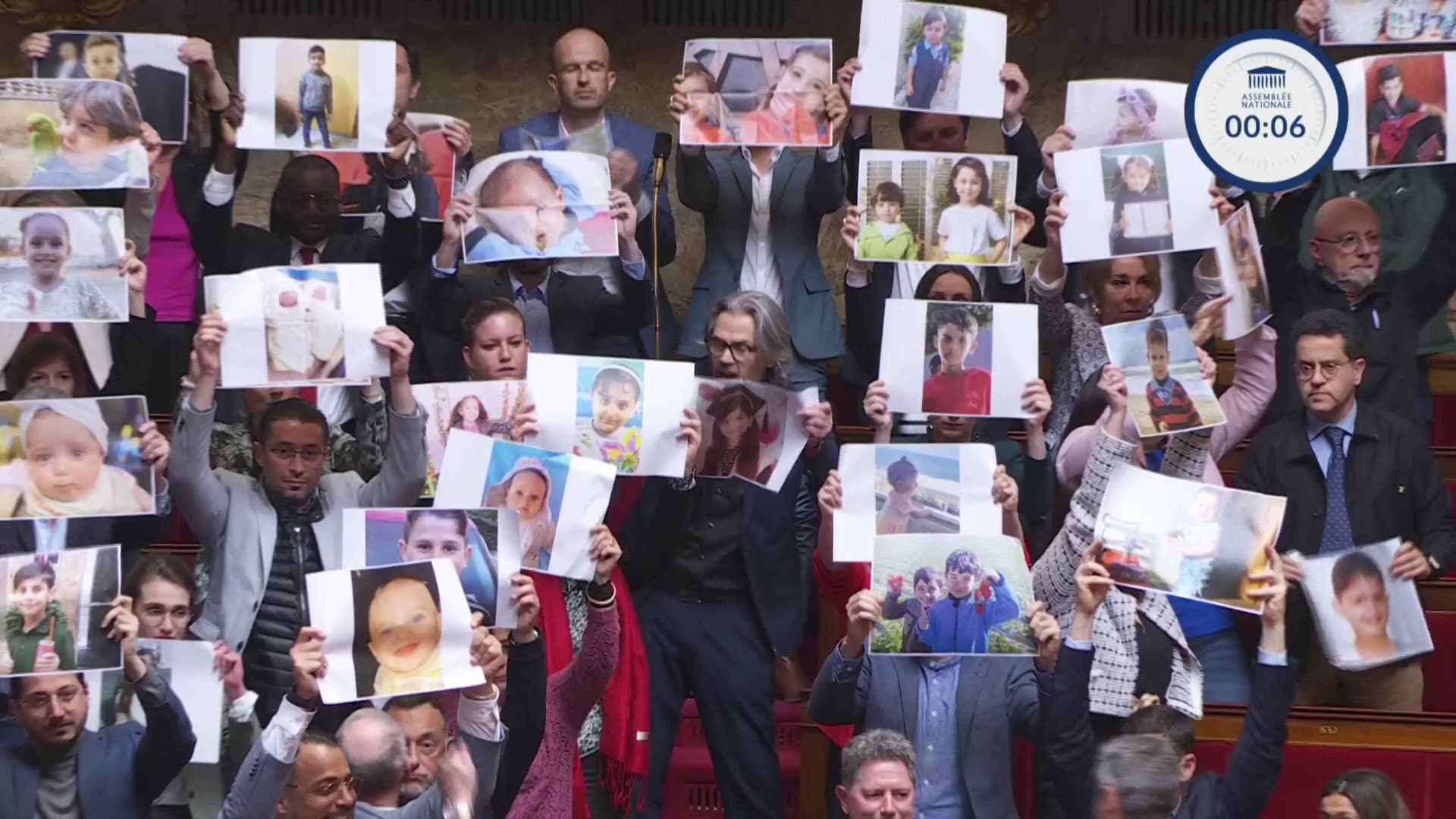 Les députés LFI brandissent des affiches d'enfants morts à Gaza dans l'hémicycle