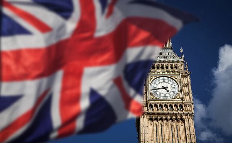 Des entreprises britanniques gèlent leurs investissements face à la montée des politiques protectionnistes américaines