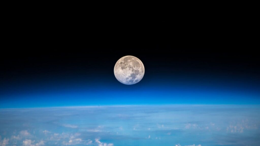 Des scientifiques de la NASA découvrent une source inattendue d'eau à la surface de la Lune