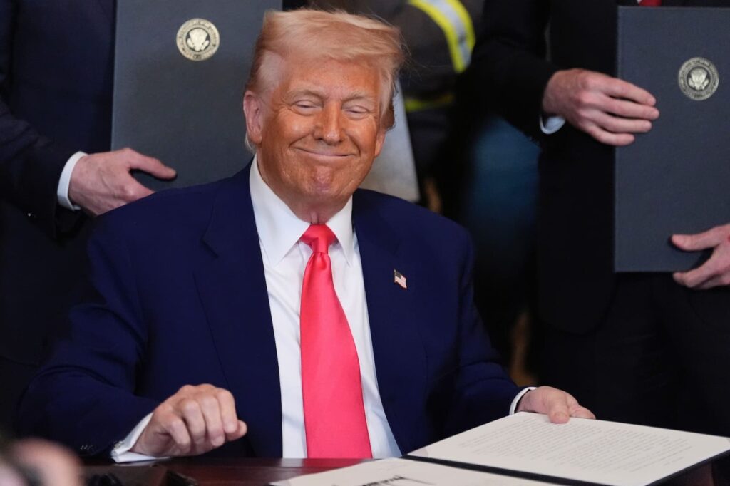 Donald Trump: "Les pays m'appellent. Il me lèchent le c** ! Ils meurent d’envie de passer un accord." La sortie très controversée du président américain sur les droits de douane