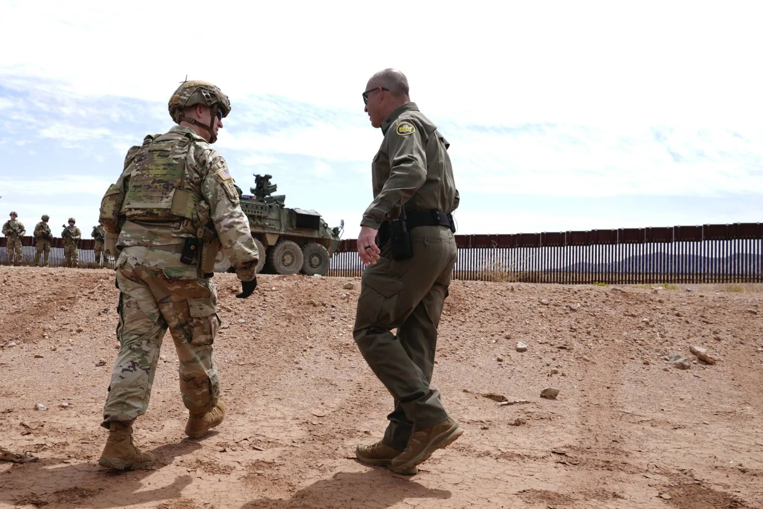 Donald Trump prend des mesures pour étendre le contrôle militaire sur les terres proches de la frontière mexicaine