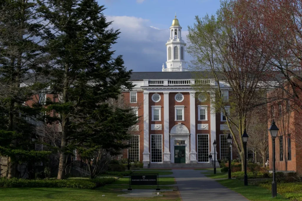 Donald Trump prévoit de retirer un milliard de dollars supplémentaires du financement de l’université Harvard