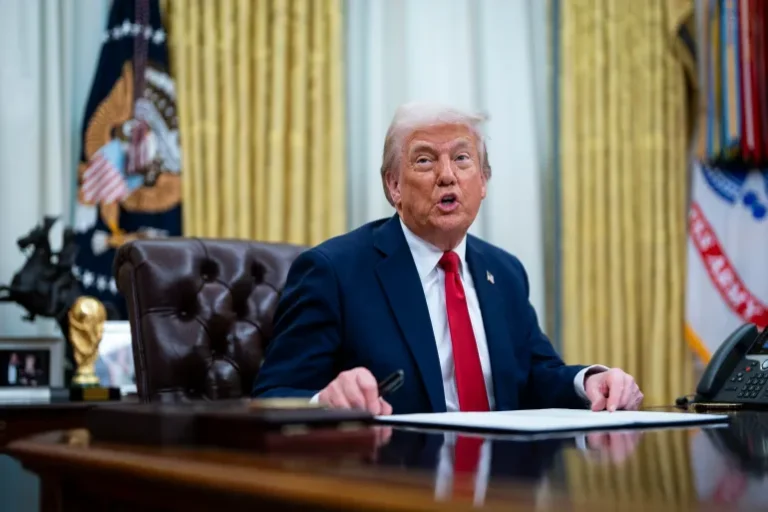 Donald Trump reste ferme sur les tarifs douaniers et donne à la Chine un ultimatum pour annuler ses mesures de rétorsion