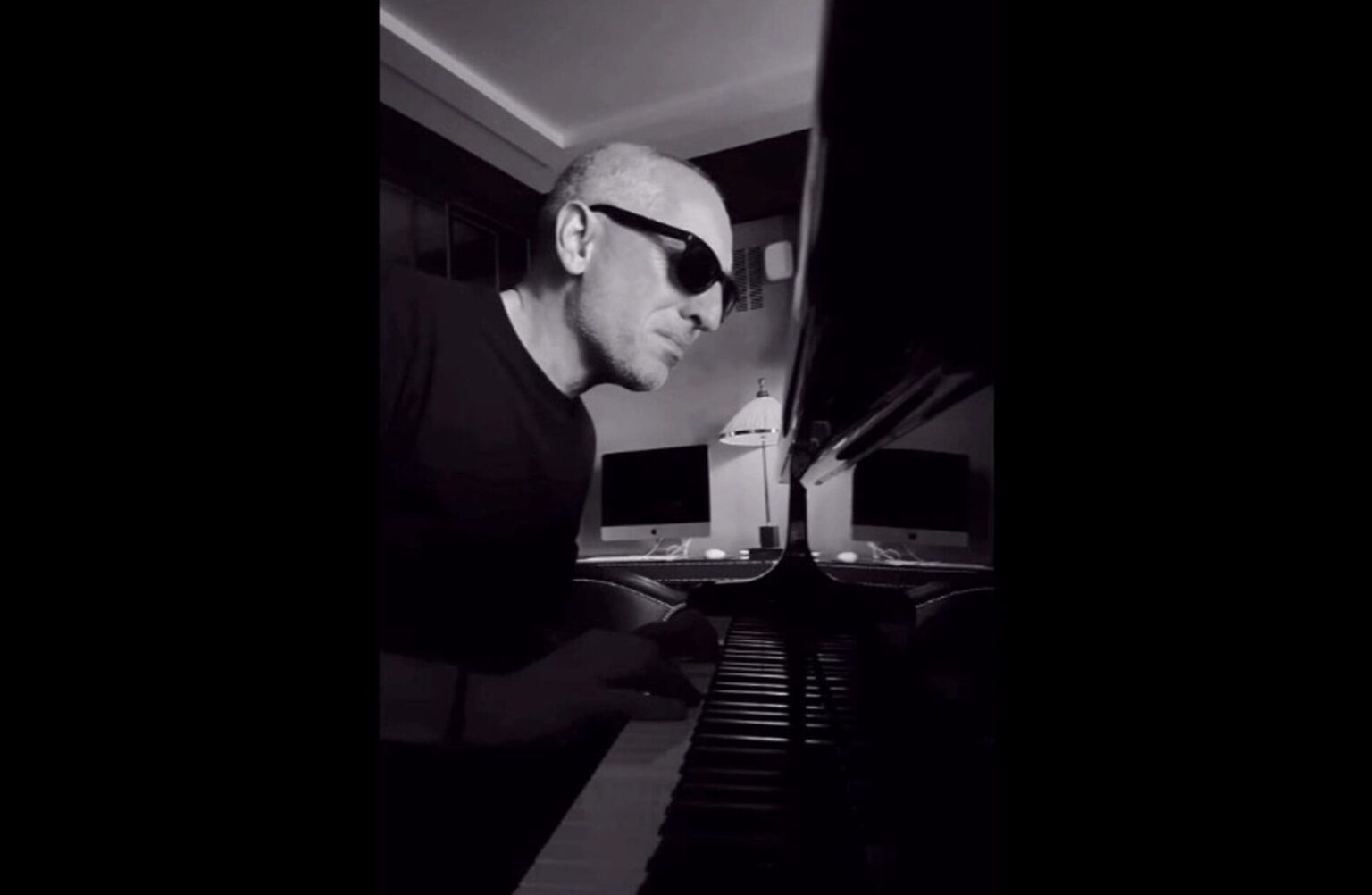 Gad Elmaleh joue du piano pour la paix