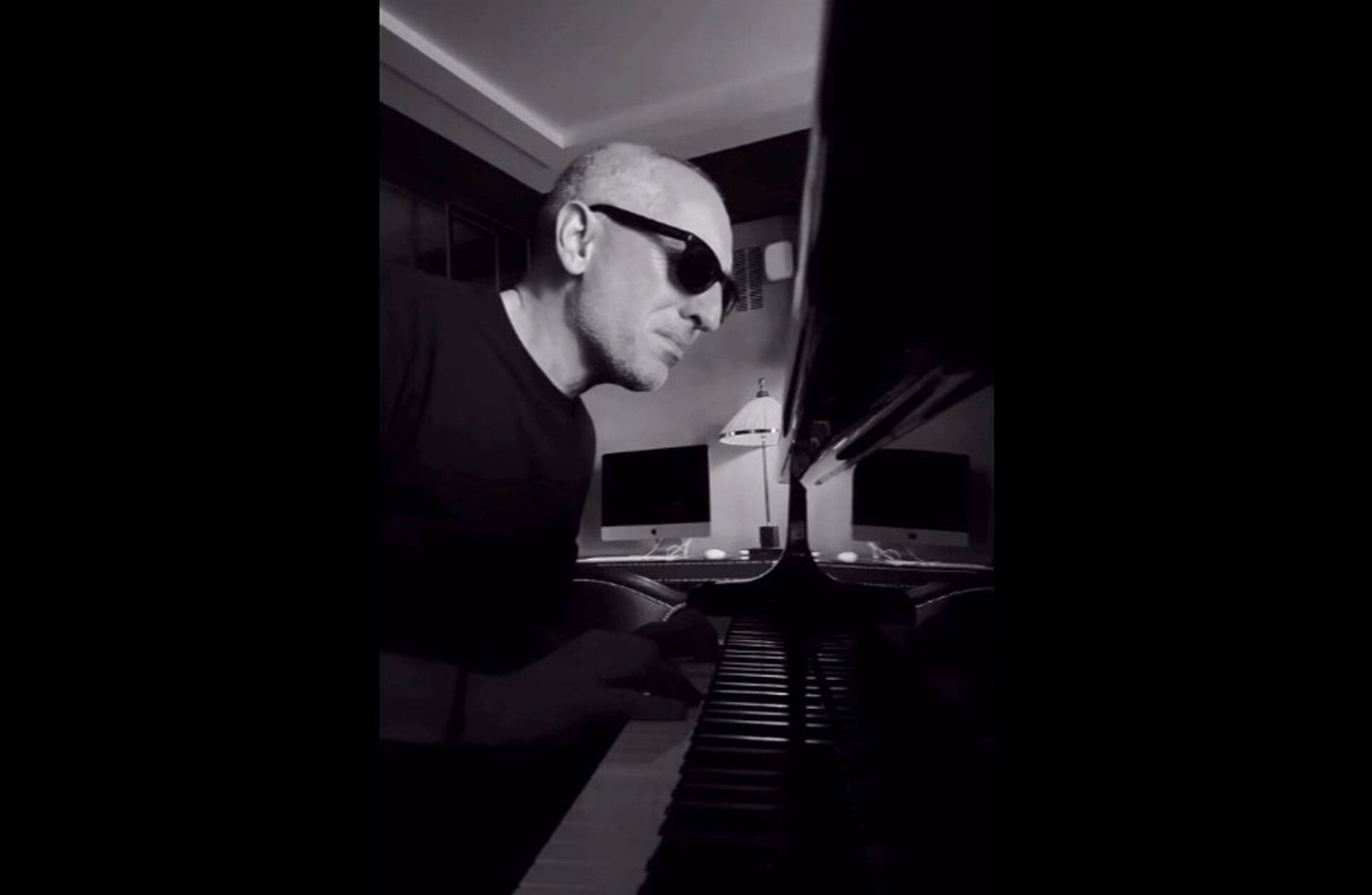 Gad Elmaleh joue du piano pour la paix