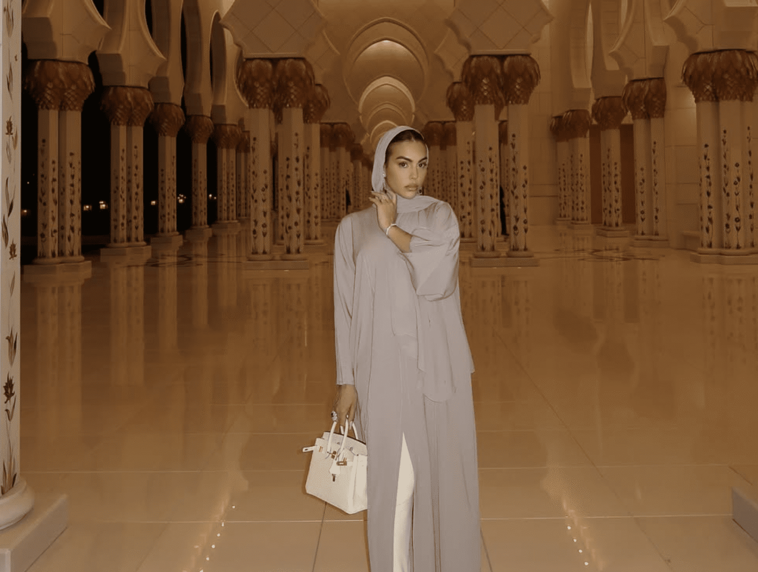 Georgina Rodriguez en abaya et foulard à la Grande Mosquée Sheikh Zayed