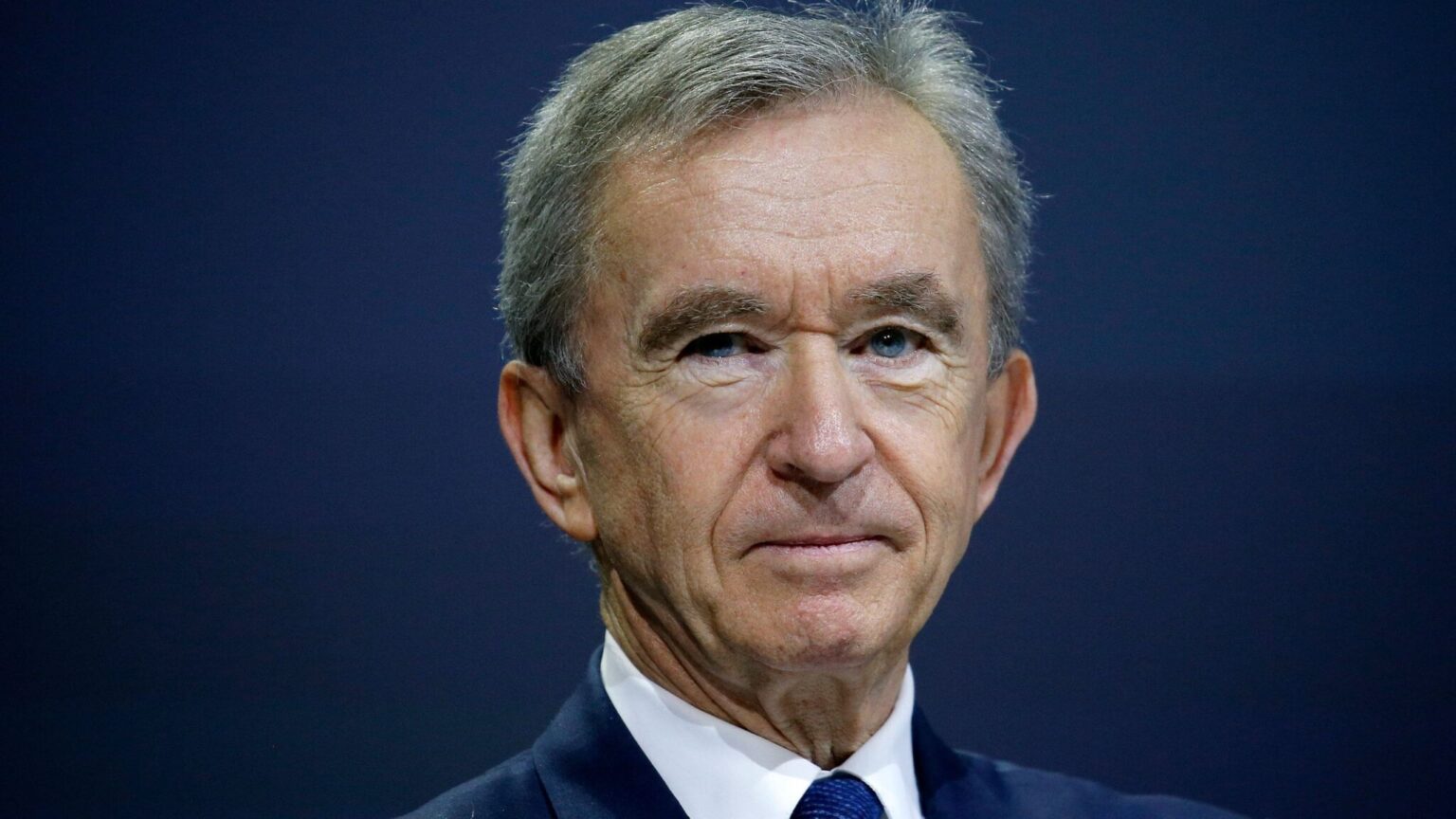 Bernard Arnault étend son empire médiatique avec L’Opinion et L’Agefi