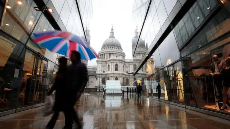 Hausse des ventes au détail au Royaume-Uni pour le troisième mois consécutif grâce à l'amélioration du climat