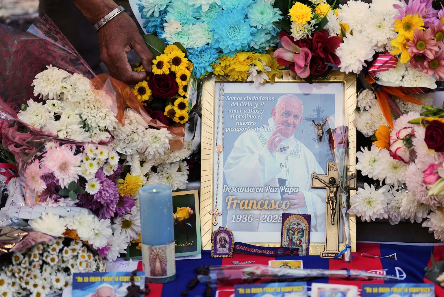 Les drapeaux en berne samedi dans toute la France en hommage au Pape François