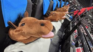 NBA - Pourquoi avoir placé des têtes de chevaux dans les tribunes du match Clippers-Nuggets ?