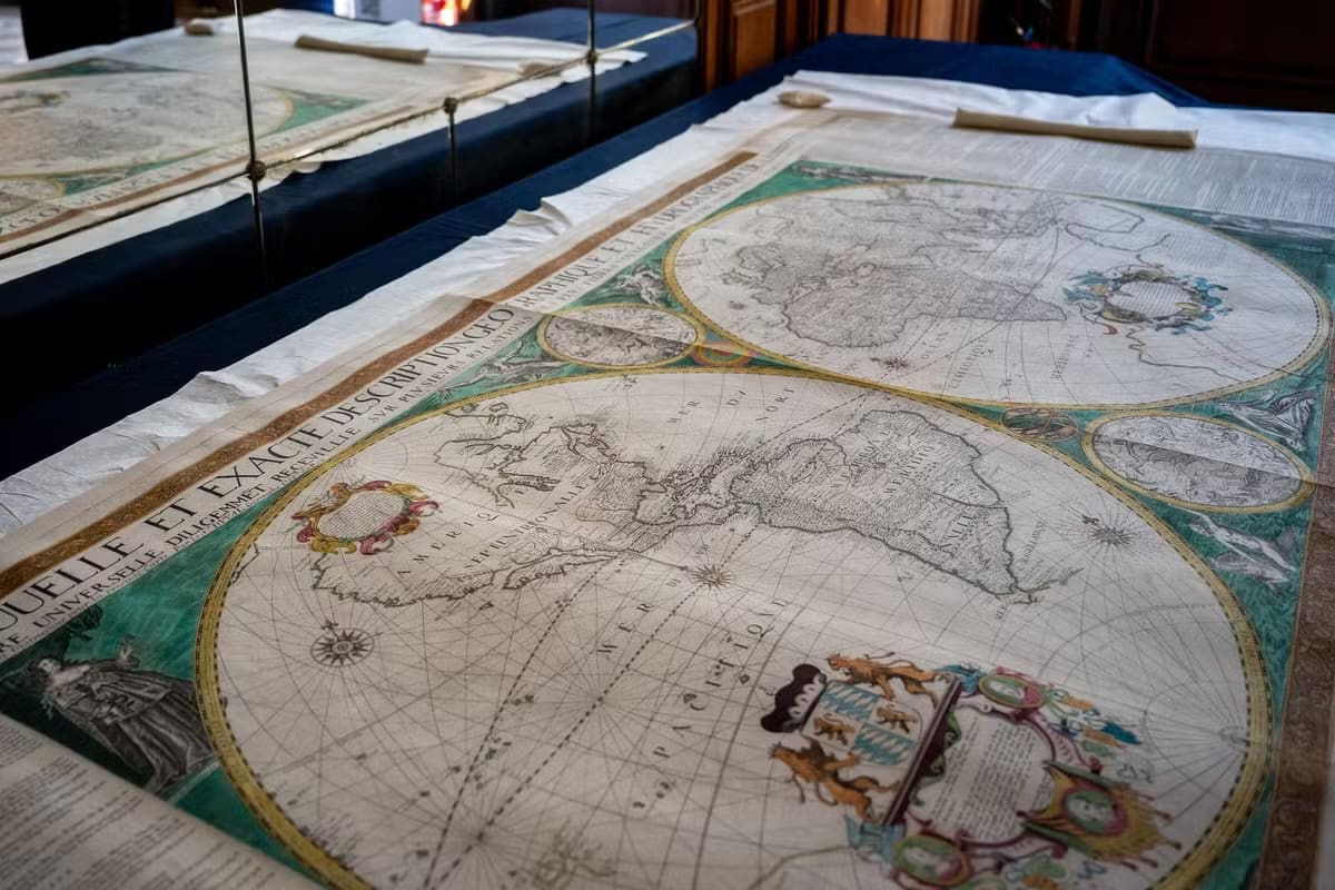 Un sou d’or carolingien et une mappemonde du XVIIe siècle remis à la BnF après une saisie douanière