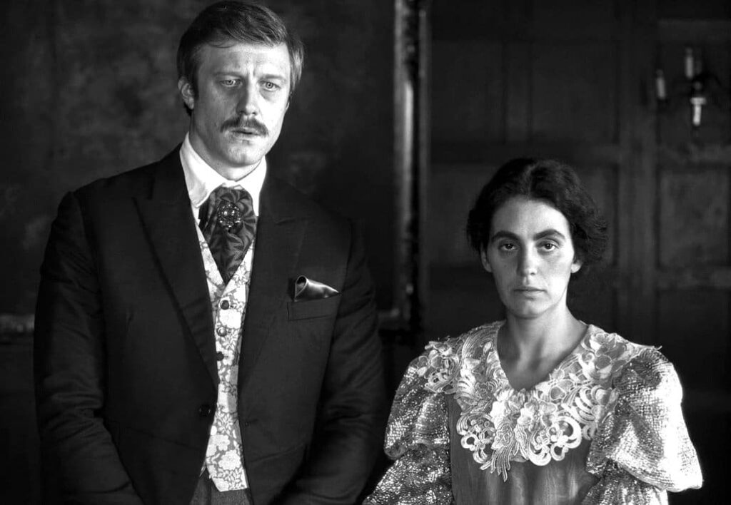 “La Jeune femme à l’aiguille”: un conte noir mis en scène dans le Copenhague de l’après-guerre