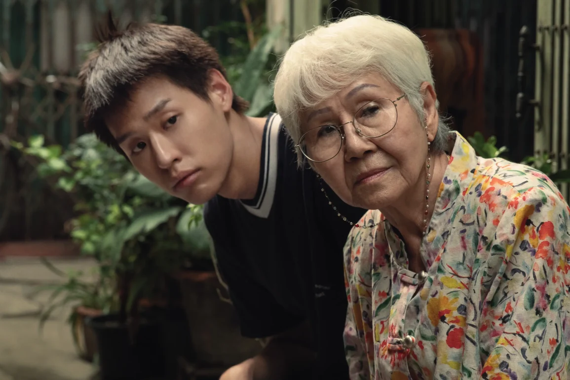 « Comment devenir riche (grâce à sa grand-mère) » : une comédie bouleversante sur l’amour filial et le temps retrouvé