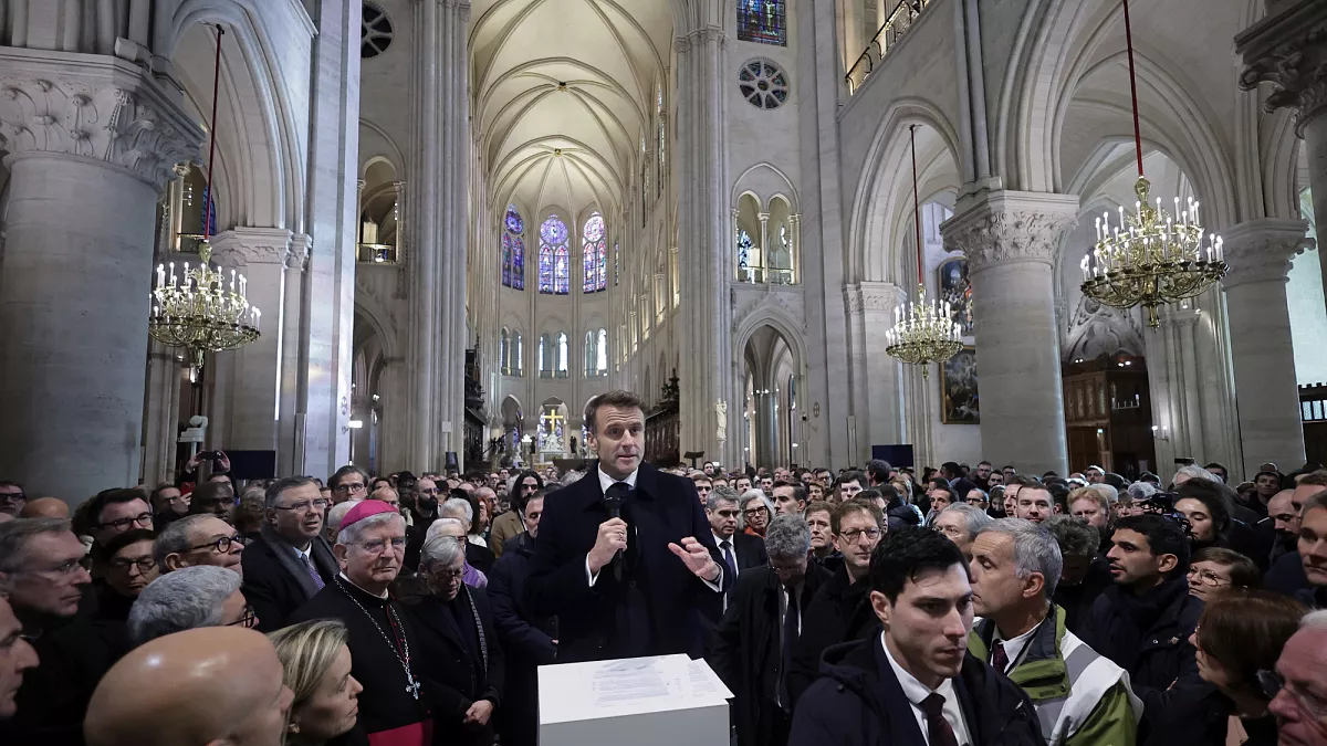 Macron salue « la génération Notre-Dame » en décorant cent artisans du chantier