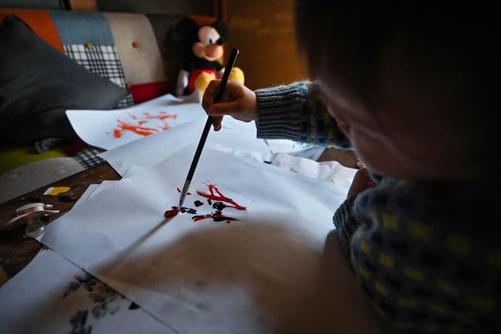 Tokyo : à 21 mois, une « mini-Matisse » expose ses toiles et séduit le public