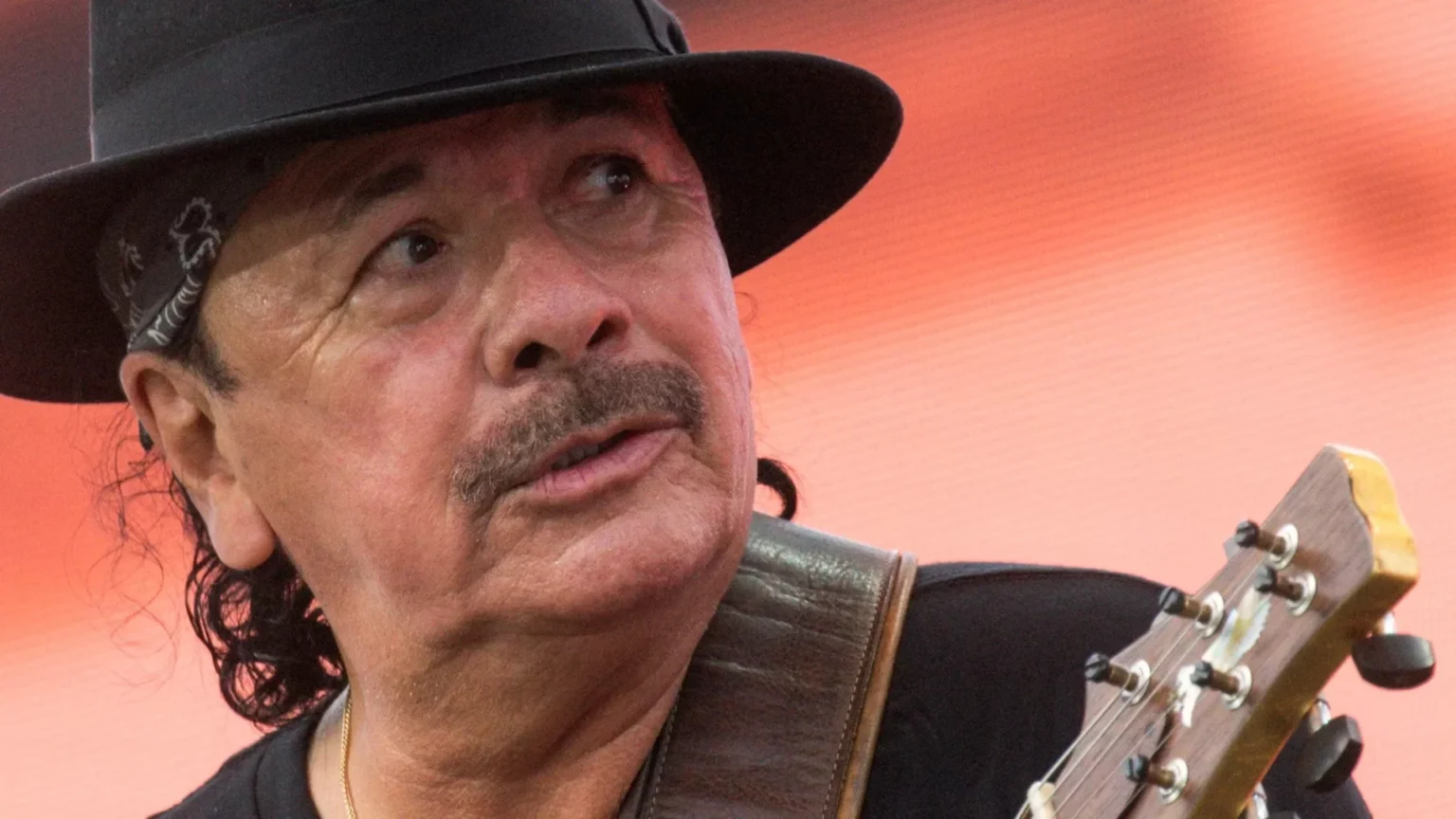 Carlos Santana reporte plusieurs concerts après une hospitalisation liée au Covid-19