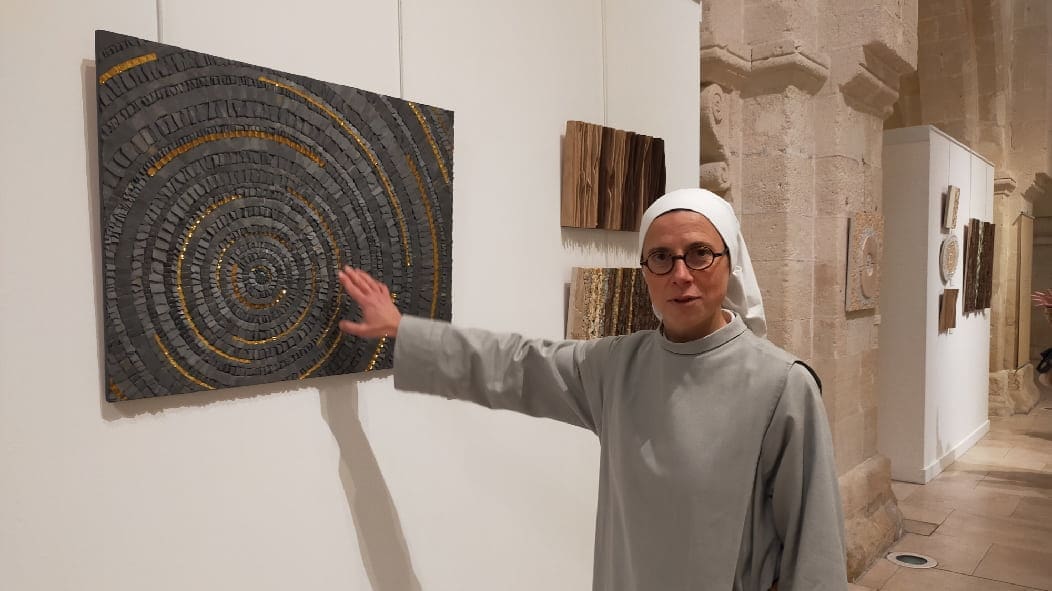 Sœur Samuelle crée une mosaïque géante pour dénoncer les abus sexuels dans l’Église