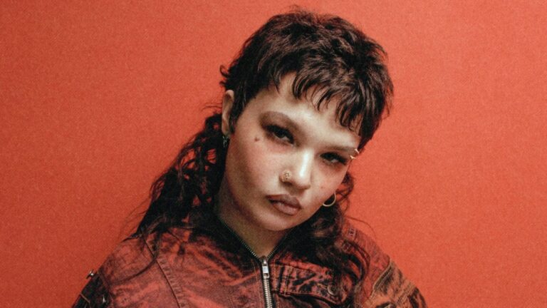 Lola Young en lice aux Ivor Novello Awards 2025 après une année éclatante