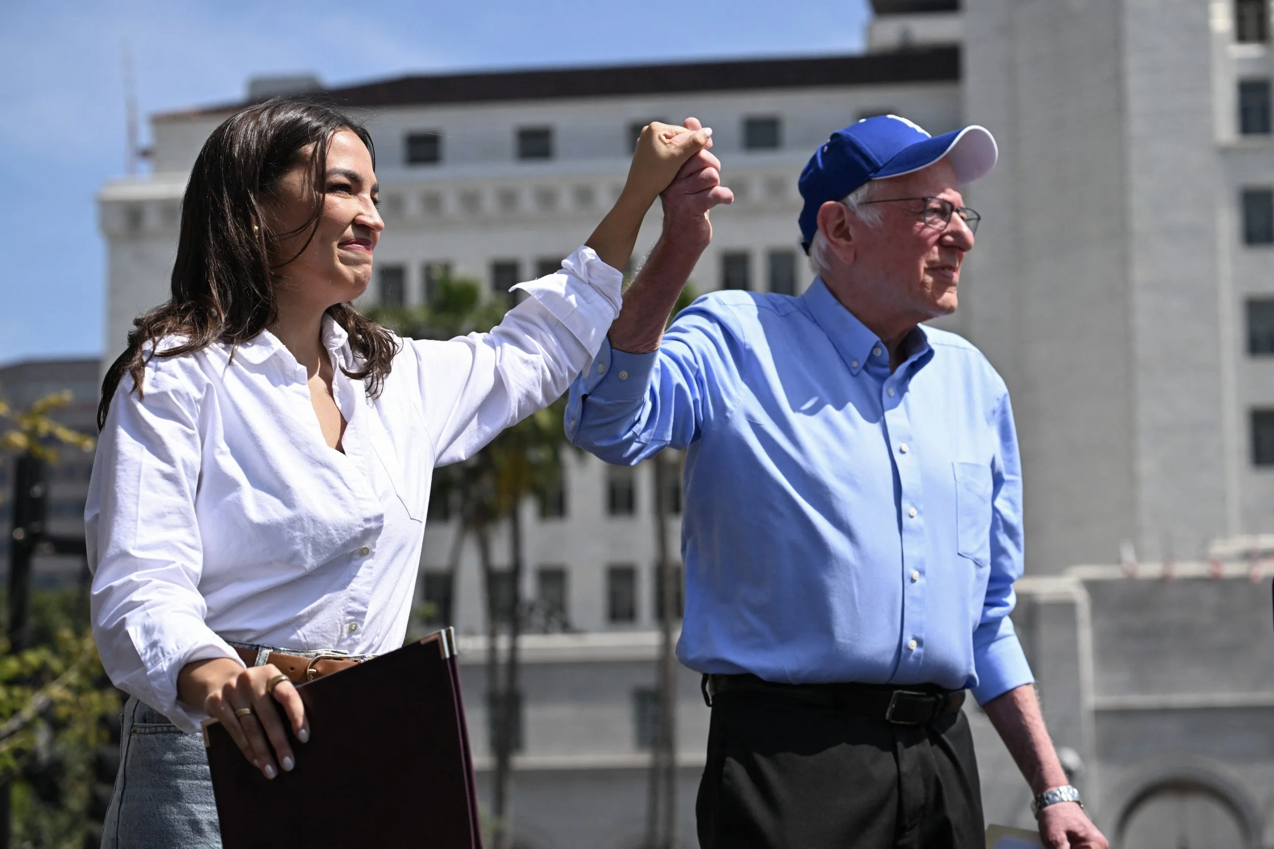 Sanders et AOC mobilisent la gauche radicale face à Trump et Musk