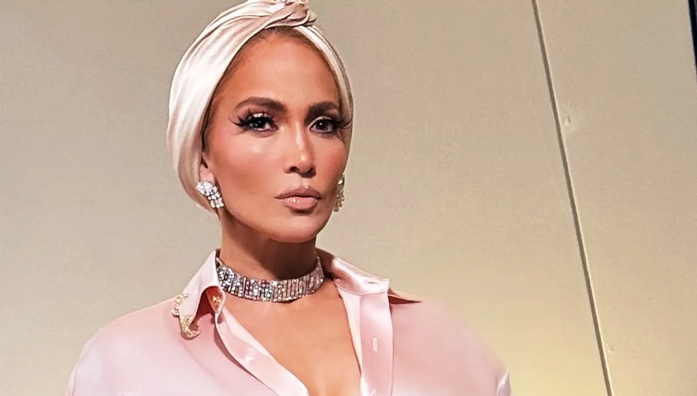 Jennifer Lopez attire l'attention avec un look hollywoodien d'antan