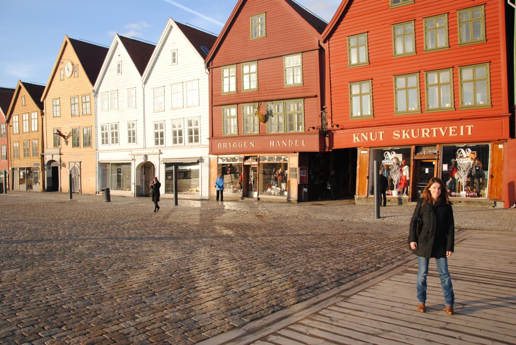 Jessica Pierné Dans Le Quartier Historique De Bergen
