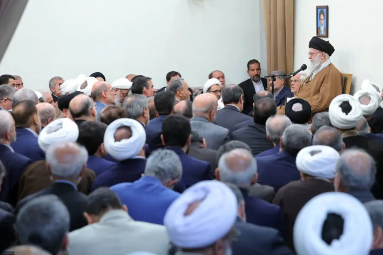 Khamenei met en garde contre « un optimisme excessif » concernant les négociations avec les États-Unis