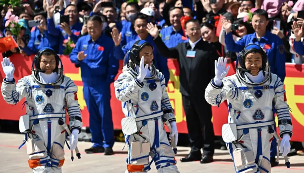 La Chine envoie un nouvel équipage vers sa station spatiale