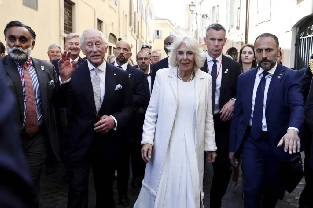 La reine Camilla rayonne dans sa robe de mariée pour célébrer ses 20 ans de mariage
