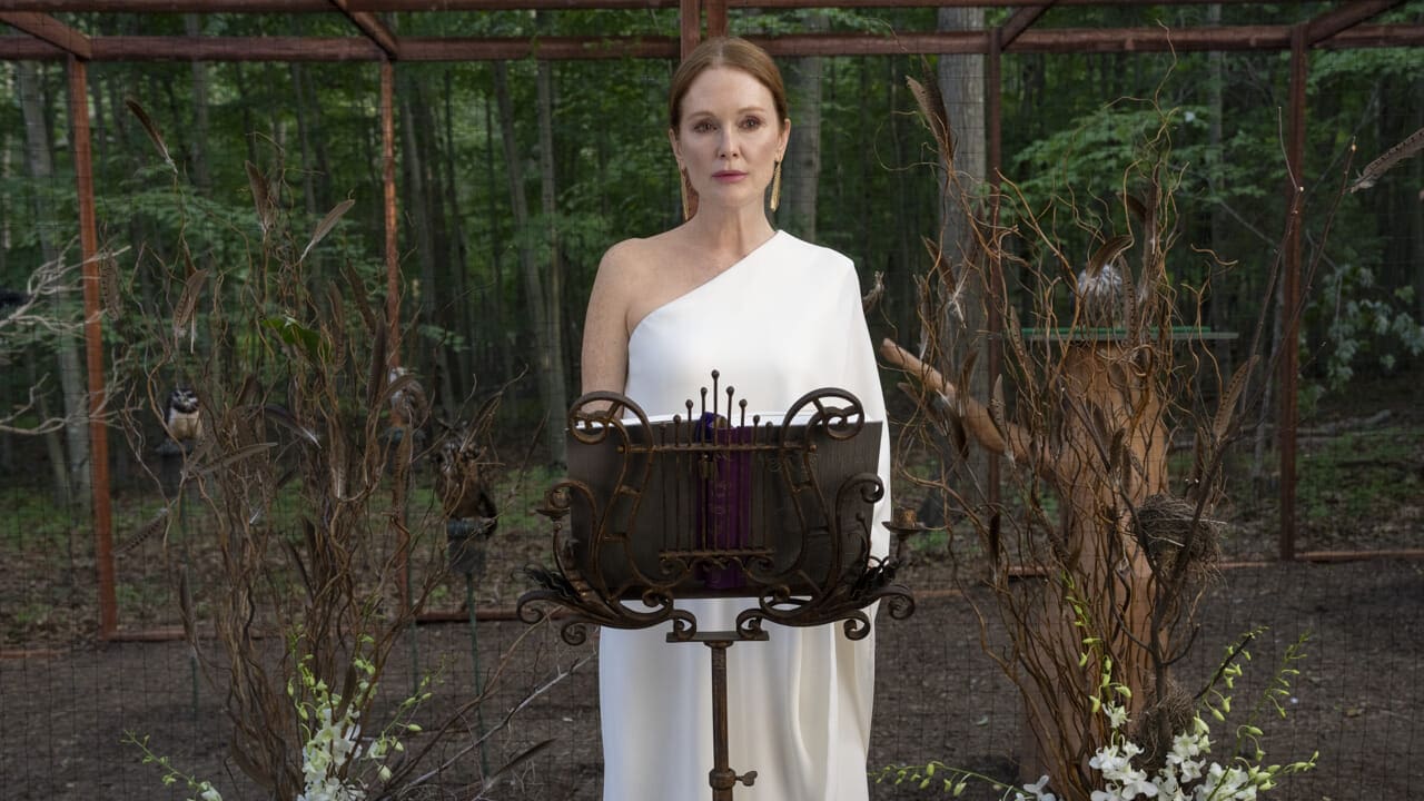 "Sirens": une comédie noire portée par Julianne Moore