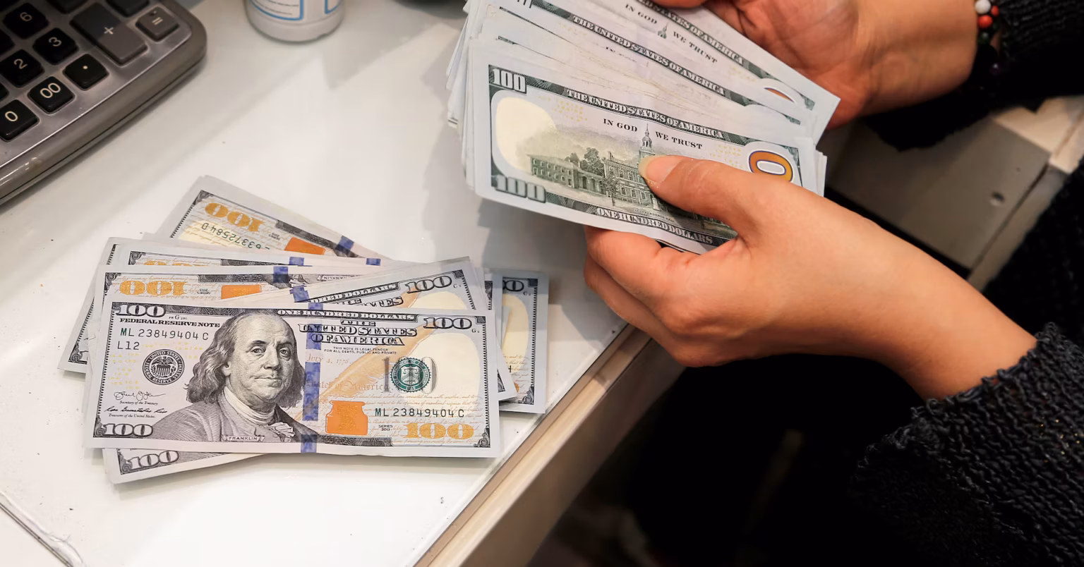 Le dollar recule alors que le monde se prépare aux droits de douane de Donald Trump