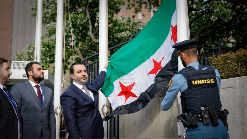 Le nouveau drapeau syrien hissé pour la première fois devant le siège de l’ONU… Al-Cheibani – « Nous tournons une page douloureuse »