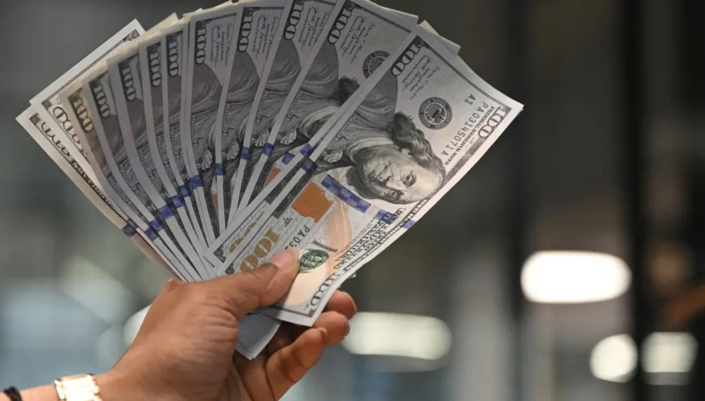 Les marchés surveillent la décision de Donald Trump, le dollar recule de 1  % face à l’euro